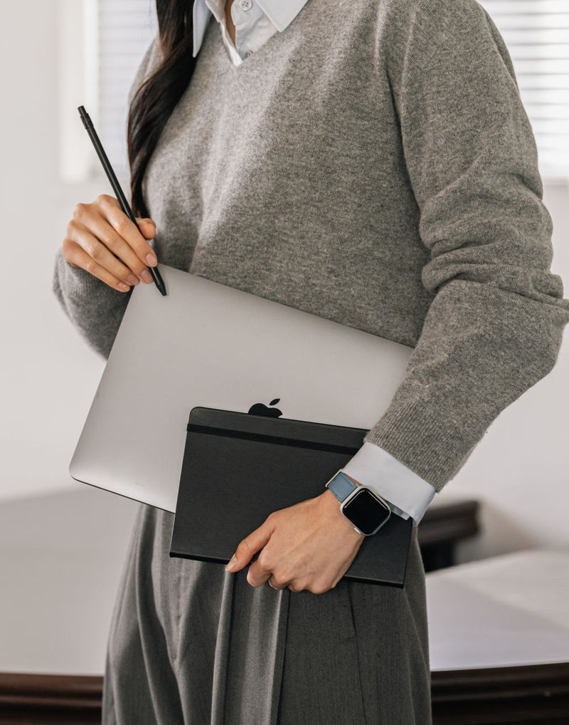 Elevate Your Tech: The Classic, Sleek Leather Strap That Turns Your Apple Watch Into a Premium Timepiece