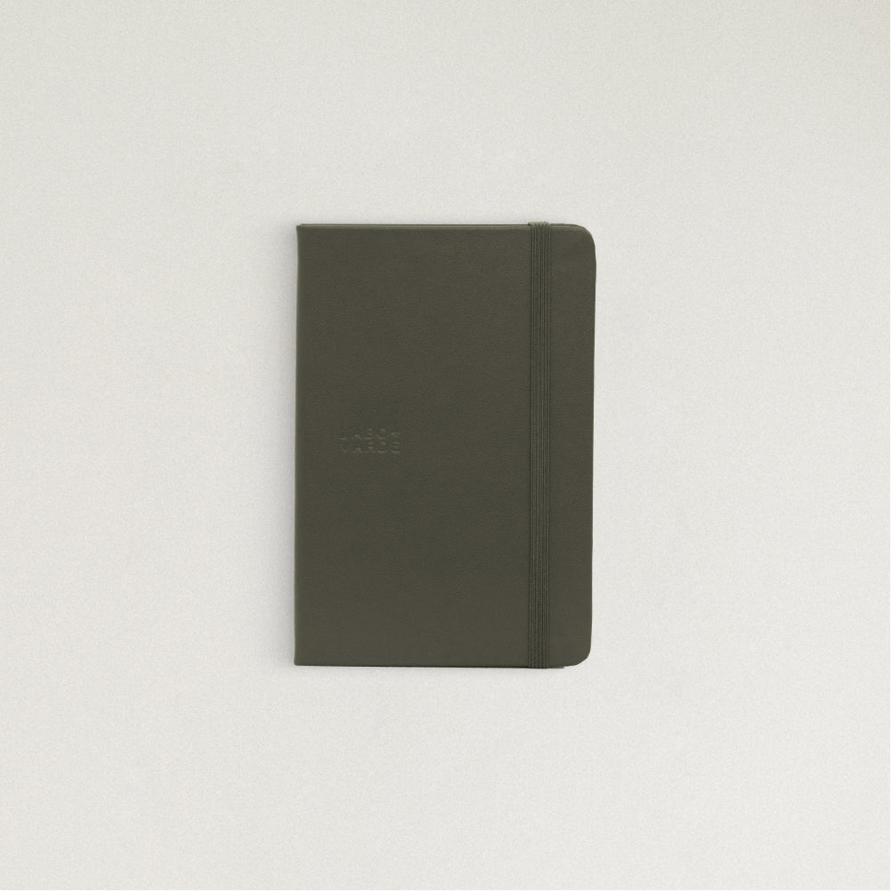 Labovarde Handy Note in Etoupe— Front view of the leather cover in Etoupe
